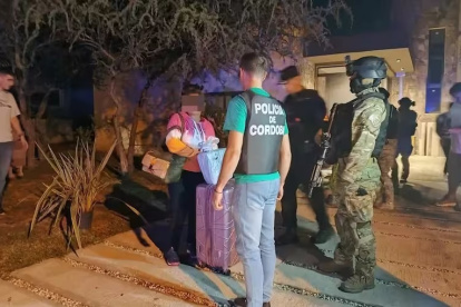 En esta foto del Diario La Nación, se observa a las fuerzas militares y policiales intervenir el lugar y hacer las pericias del caso.