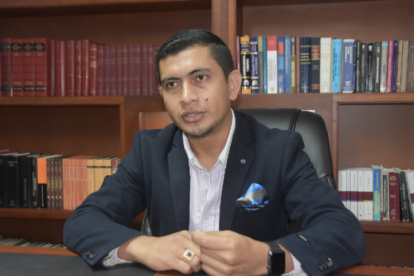 Frank Orellana, abogado.