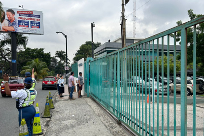 Parte del personal que labora en el sitio fue desalojado mientras una Unidad de Policía Comunitaria (UPC) móvil ingresó para revisar la novedad.