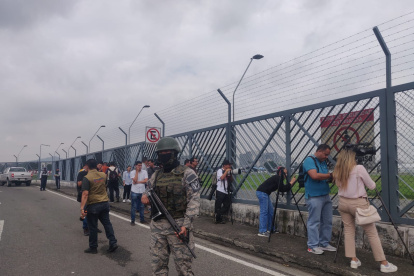 Hay expectativa en los exteriores del lugar.