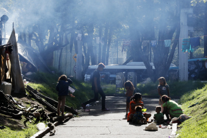 Indígenas en campamentos improvisados, el 15 de enero de 2024, en el Parque Nacional de Bogotá (Colombia)