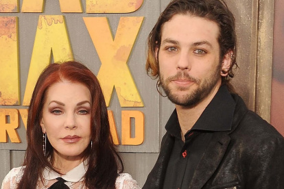 Navarone junto a su madre, la también cantante Priscilla Presley, quien falleció el 12 de enero del año 2023.