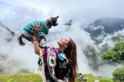 Yoda, mestizo de 11 años, junto a su dueña Ana Cristina López, en Machu Picchu