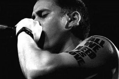 En la nueva versión, Améstica menciona que Canserbero estaba angustiado y llorando, sugiriendo problemas emocionales.