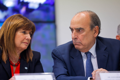 La ministra argentina de Seguridad, Patricia Bullrich (i), y el del Interior, Guillermo Francos, participaron en una rueda de prensa este viernes 19 de enero, en Buenos Aires (Argentina).