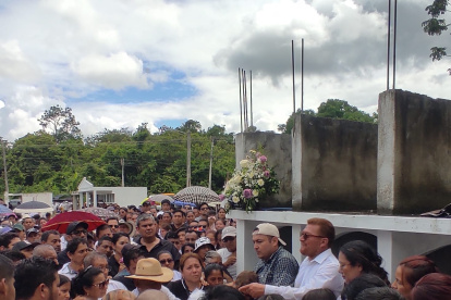 Varias personas se dieron cita para darle el último adiós al fiscal César Suárez.