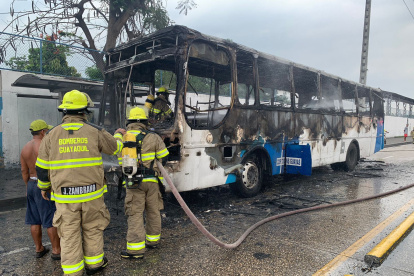 Suburbio. Los bomberos controlaron el incendio y el fuego no se propagó.