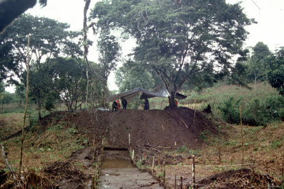 Fotografía cedida por el director de investigación del Centro Nacional para la Investigación Científica (CNRS) de Francia, Stéphen Rostain, donde aparecen unos investigadores mientras trabajan durante una excavación arqueológica a gran escala en una plataforma de tierra del sitio Sangay en el Valle del Upano en Ecuador. Un nuevo estudio reveló este jueves el descubrimiento del urbanismo agrario de baja densidad más antiguo y extenso documentado hasta ahora en la Amazonía, que cuenta con más de 6.000 plataformas de tierra construidas en una área de estudio de 300 kilómetros cuadrados. EFE/Álbum S. Rostain /SOLO USO EDITORIAL /NO VENTAS /SOLO DISPONIBLE PARA ILUSTRAR LA NOTICIA QUE ACOMPAÑA /CRÉDITO OBLIGATORIO