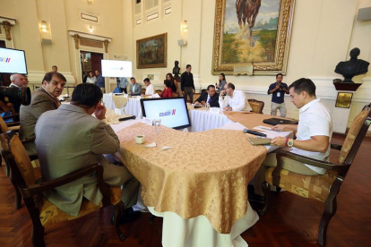 El ministro de Defensa Nacional, Gian Carlo Loffredo, junto al presidente Noboa y autoridades de Estado, participaron en el Consejo de Seguridad para dar a conocer las acciones de las Fuerzas Armadas en la lucha contra el terrorismo.