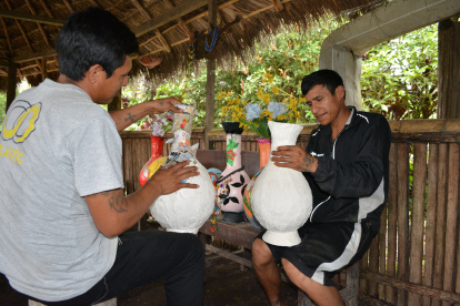 Labor comunitaria. Los hombres también se unen a la tarea de elaborar artesanías.