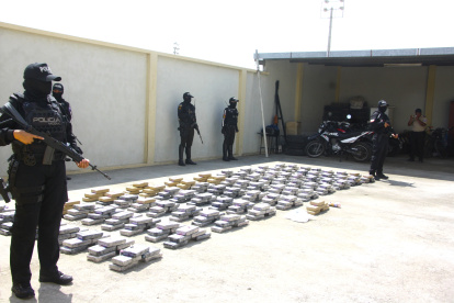 Salinas. Elementos policiales aparecen con la carga ilegal recuperada.