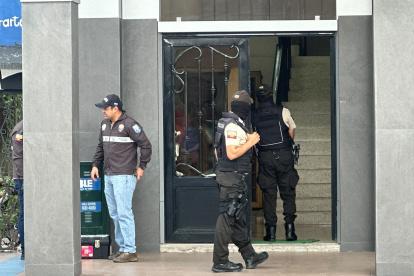 POLICÍAS.- La policía llegó hasta los exteriores del Municipio de Machala donde se refugió Frank Orellana.