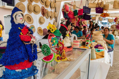 Santa Elena. Varios artesanos exhiben sus trabajos en una feria reciente.