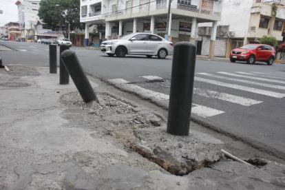 Una barrera de contención sigue derribada en las calles 6 de Marzo y Francisco de Marcos.