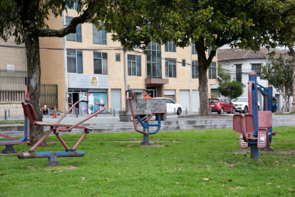 Descuido. Basura se encuentra regada en el espacio, las bancas están dañadas y muchas son usadas por quienes liban en el sitio.