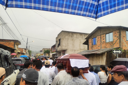 Despedida. Familiares y amigos cargaron el féretro del fiscal Suárez.