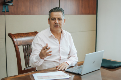 Figura. Es el director de Riego, Drenaje y Dragas, de la Prefectura del Guayas, y asegura que trabajan con el consorcio para que la ría se drague 24/7.
=