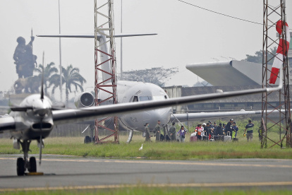 Más de una hora tardaron en bajar los familiares de Adolfo Macías, tras su arribo a Ecuador, desde Argentina.