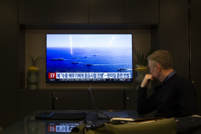 Seúl. Una persona sigue las noticias sobre el arma nuclear ‘Haeil-5-23’.