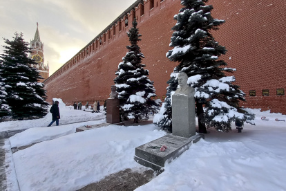 Vista de la tumba de Iósif Stalin y su busto, que se encuentran a los pies de las murallas del Kremlin y detrás del Mausoleo de Lenin en Moscú.