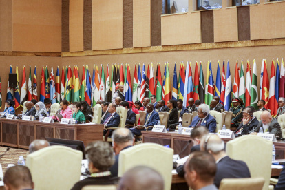 Los participantes siguen las actuaciones durante la apertura de la 19ª cumbre del Movimiento de Países No Alineados en Munyonyo, Kampala, Uganda, el 19 de enero de 2024.