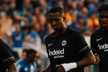 William Pacho sigue jugando todos lo minutos en Eintracht Frankfurt