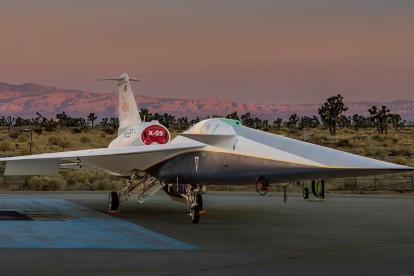 El avión experimental supersónico X-59 de la NASA, en las afueras de las instalaciones de Skunk Works, en Palmdale (California, EE.UU).