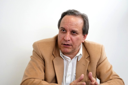 Simón Cueva es economista y académico quiteño. Doctor y magíster en Economía por la Universidad de París. Exministro de Economía del gobierno de Guillermo Lasso.