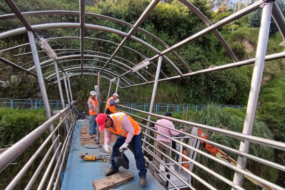 Personal de la Prefectura trabaja en la reparación del puente.
