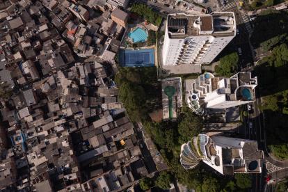 ACOMPAÑA CRÓNICA: BRASIL DESIGUALDAD AME1031. SAO PAULO (BRASIL), 20/01/2024.- Fotografía tomada con un dron que muestra la favela Paraisópolis frente a una zona de edificios de lujo, el jueves 18 de enero de 2024, en la zona sur de la ciudad de São Paulo (Brasil). Las élites concentran cada vez más riqueza en Brasil y a un ritmo tres veces mayor que la población general, un salto que no se veía desde los tiempos de la dictadura militar (1964-1985) y desafía el objetivo del presidente Luiz Inácio Lula da Silva de atajar la desigualdad. EFE/ Isaac Fontana