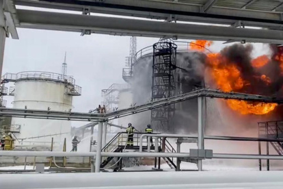 xtinción del incendio provocado por un ataque ucraniano con drones contra el depósito de petróleo de Klintsevskaya, en la región rusa de Bryansk. EFE/EPA/Ministerio de Emergencias de Rusia