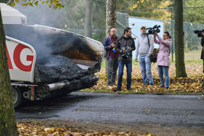 Eslovaquia es el primer país del mundo en construir una carretera usando para el asfalto un aditivo reciclado a partir de colillas y cigarrillos electrónicos, y ahora va a implantar en la capital, Bratislava, contenedores especiales para residuos del tabaco. EFE/EcoButt ***SÓLO USO EDITORIAL, PERMITIDO SU USO SÓLO EN RELACIÓN A LA INFORMACIÓN QUE APARECE EN EL PIE DE FOTO (CRÉDITO OBLIGATORIO)***