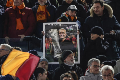 El técnico Mourinho es reconocido por los hinchas de Roma