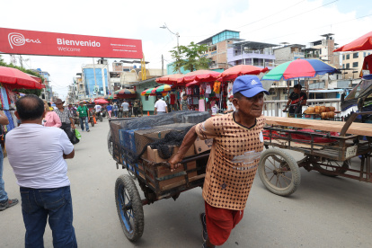 Miles de personas cruzan a diario el puente internacional entre Ecuador y Perú, sin mayor control de la mercadería ni identidades.