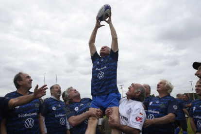 Varios de los sobrevivientes del equipo de rugby Old Christians Club se reunieron para rendir homenaje por los 50 años del accidente aéreo, el año pasado.