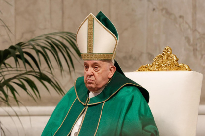 El papa Francisco preside la misa con motivo del Día de la Palabra de Dios, en la Basílica de San Pedro de la Ciudad del Vaticano, el 21 de enero de 2024.