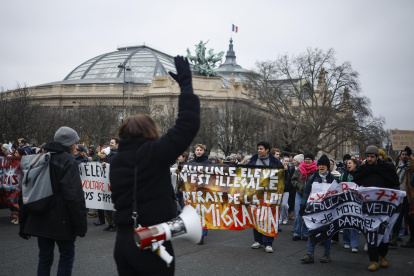 Paris (France), 21/01/2024.- People gather in a demonstration organised by collectives of undocumented immigrants, unions, and left-wing parties, against the government"s proposed new immigration laws, in Paris, France, 21 January 2024. The government"s new immigration reform that aims to clamp down on illegal migration awaits the court"s decision if it is constitutional. (Protestas, Francia) EFE/EPA/YOAN VALAT