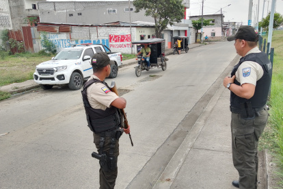 Uniformados de la Policía Nacional patrullan las calles y resguardan el control en Daule.