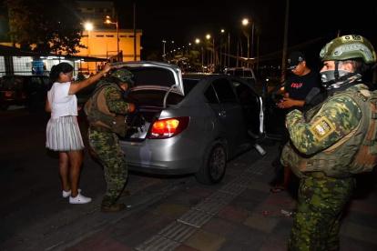 Los uniformados de las Fuerzas Armadas realizan operativos en las calles de Santa Elena.