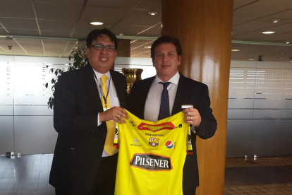 Jorge Reinoso, ex abogado de Barcelona junto a Alejandro Domínguez, presidente de Conmebol.