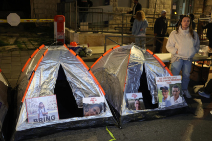 Jerusalem (-), 21/01/2024.- Families and supporters of Israeli hostages held by Hamas, put up tents camp during a protest calling for the immediate release of Israeli hostages held by Hamas in Gaza, outside of Prime Minister Benjamin Netanyahu"s residence in Jerusalem, 21 January 2024. According to the Israeli army, 133 Israelis are still being held hostage by Hamas in Gaza. (Protestas, Jerusalén) EFE/EPA/ABIR SULTAN