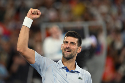 Novak Djokovic festeja tras su victoria aplastante ante Adrian Mannarino.
