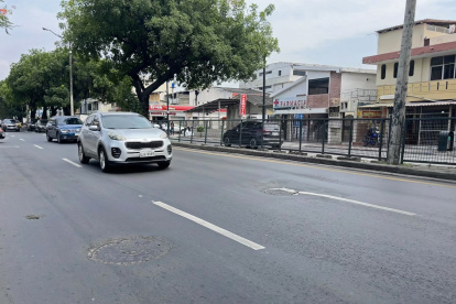 Hendiduras. Las tapas de la avenida Plaza Dañín no han sido niveladas.