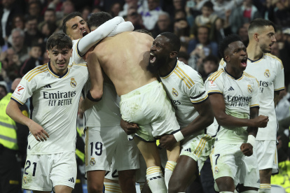 El defensa del Real Madrid Dani Carvajal (c) celebra con sus compañeros su gol ante el Almería.