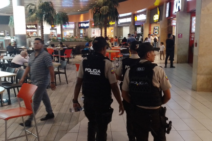 Resguardo.- Un grupo de policías dan protección en un centro comercial de Guayaquil.