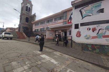 En unidades educativas de Sígsig se vio presencia de la Policía Nacional al momento del ingreso de los estudiantes.