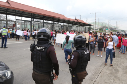 Mientras esto ocurría personal de la Policía Nacional y de la ATM trataban de controlar la situación.