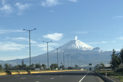 En el volcán Cotopaxi se registró un descenso de agua lodosa.