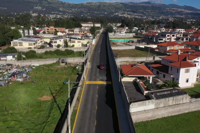 La vía fue repavimentada tras 40 años de soluciones parche.
