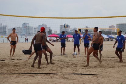 La jornada consistió en fortalecimiento de piernas y toque de balón en la arena seca.